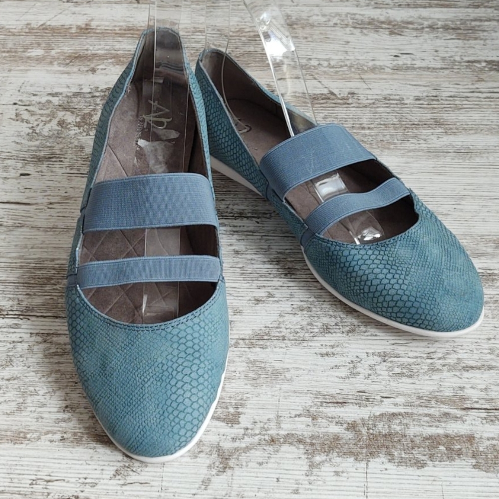 NWOT Aerosols Sky Blue Snakeskin Skimmer